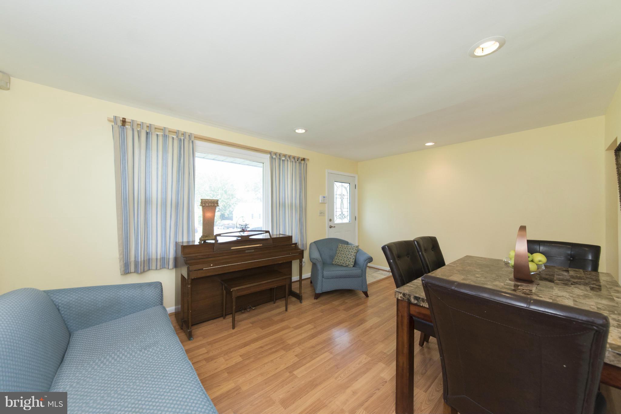 707 Templecliff Road Baltimore, MD 21208 - Photo 6 of 27 Living Room
