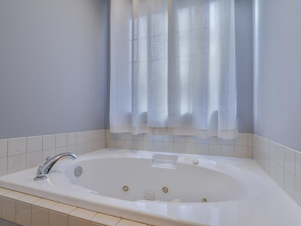 1005 Cherokee Road Johnson City, TN 37604 - Photo 16 of 35 Jetted soaking tub in master