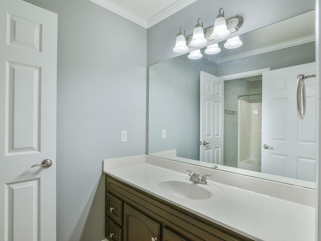 1005 Cherokee Road Johnson City, TN 37604 - Photo 20 of 35 Hall bath