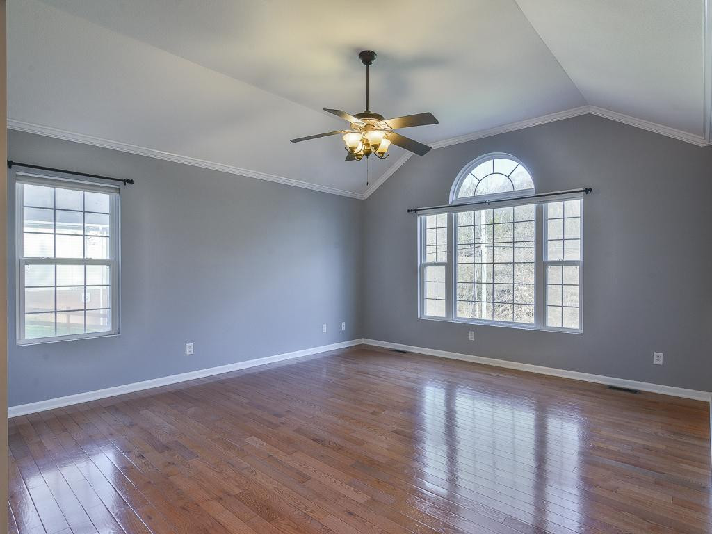 1005 Cherokee Road Johnson City, TN 37604 - Photo 6 of 35 Living room