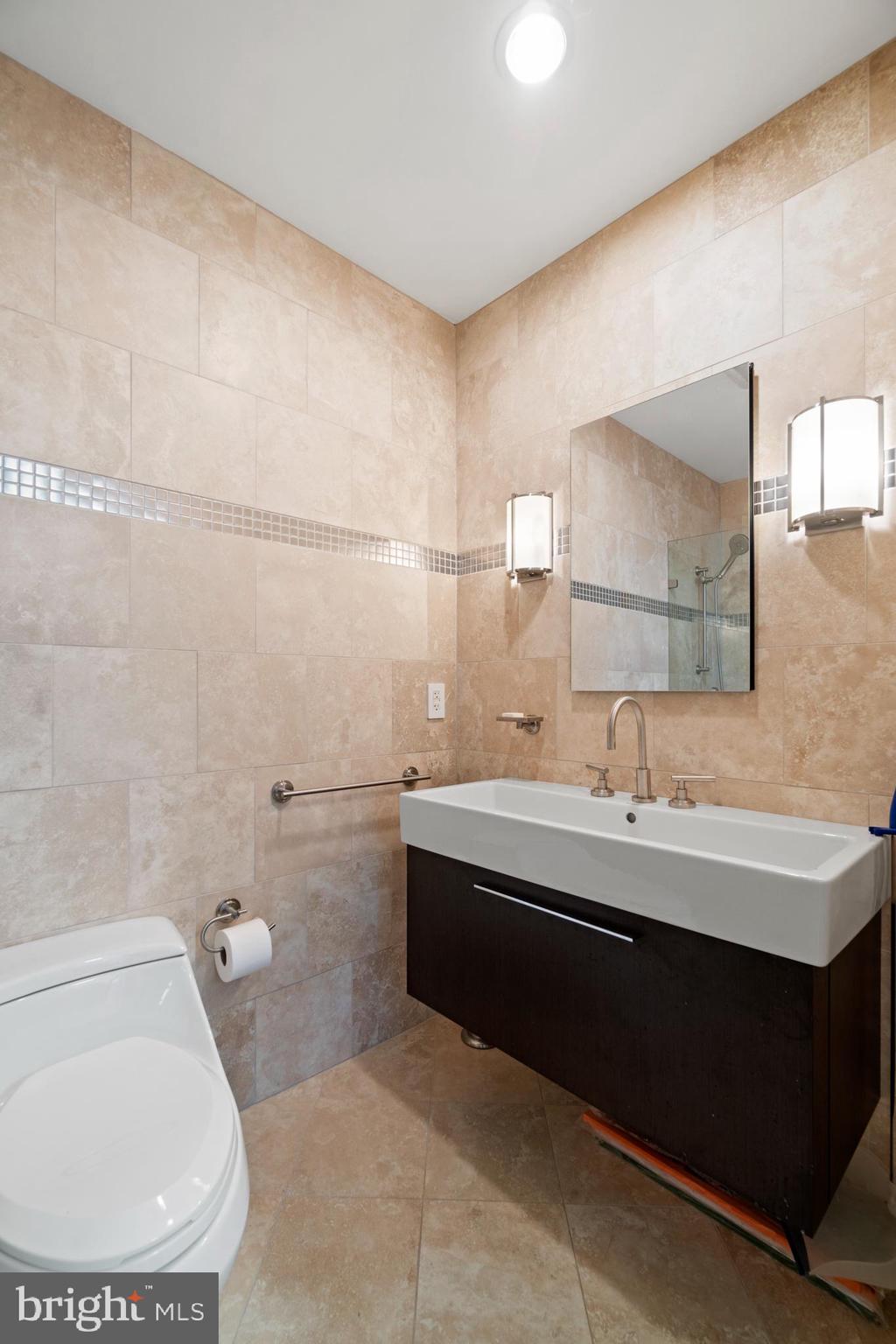 7545 Potomac Fall Road McLean, VA 22102 - Photo 34 of 56 Bathroom en suite/bedroom 2