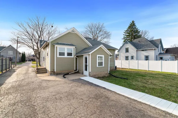 $215,000 | 1208 Whitney Boulevard, Belvidere, IL 61008