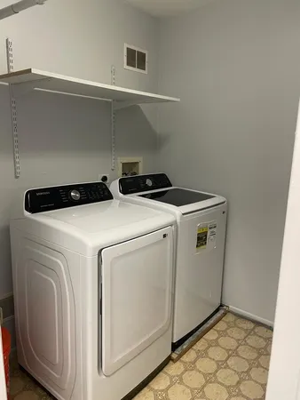 $2,300 | 287 Pembridge Lane, Unit B2, Schaumburg, IL 60193