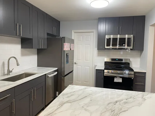 $2,300 | 287 Pembridge Lane, Unit B2, Schaumburg, IL 60193