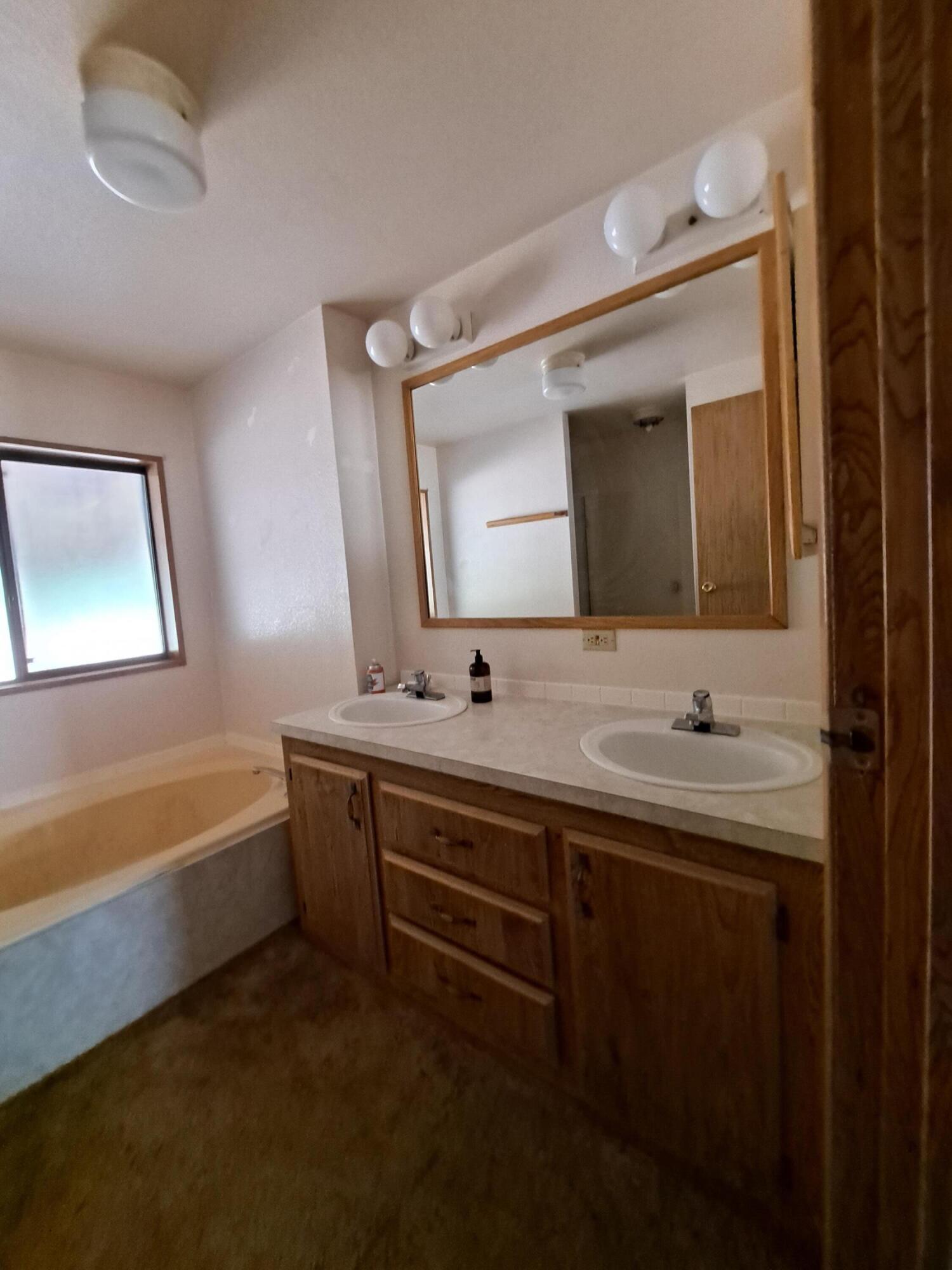 1230 Kincaid Road Williams, OR 97544 - Photo 18 of 36 Master bath