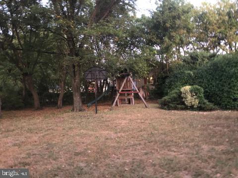 2517 Hammonds Ferry Road Baltimore, MD 21227 - Photo 3 of 13 Side of lot