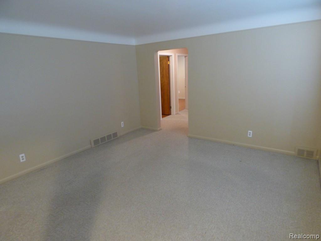 9818 Farmington Road Livonia, MI 48150 - Photo 6 of 34 P1080219.jpg