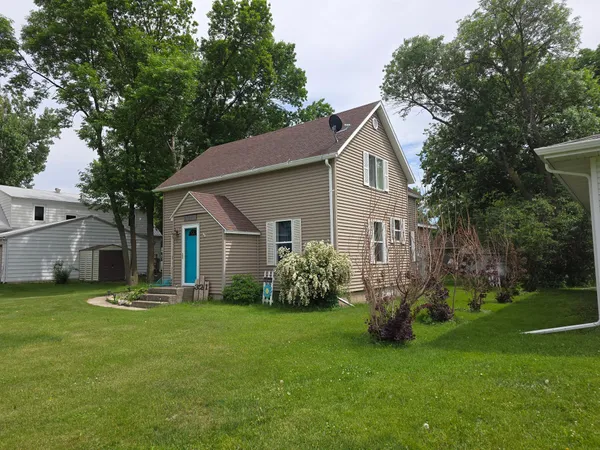 $136,500 | 321 Sioux Street, Holland, MN 56139