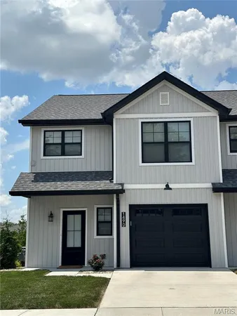 $2,050 | 143 South Tenth Street, Unit D, Mascoutah, IL 62258