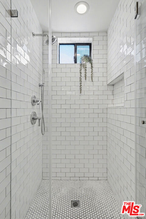 9917 Tabor Street, Unit 2 Los Angeles, CA 90034 - Photo 32 of 38 a bathroom with a shower