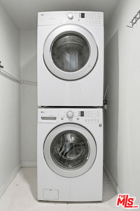 9917 Tabor Street, Unit 2 Los Angeles, CA 90034 - Photo 34 of 38 a utility room with dryer and washer
