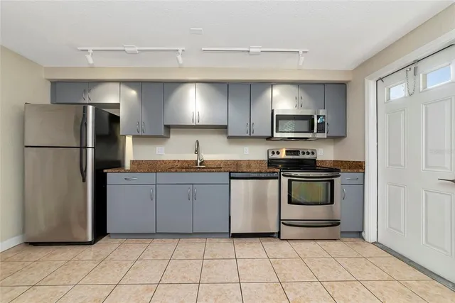 $1,800 | 960 Highland Street, Unit B2, Sarasota, FL 34234