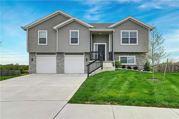 $360,000 | 826 Shane Lane, Belton, MO 64012