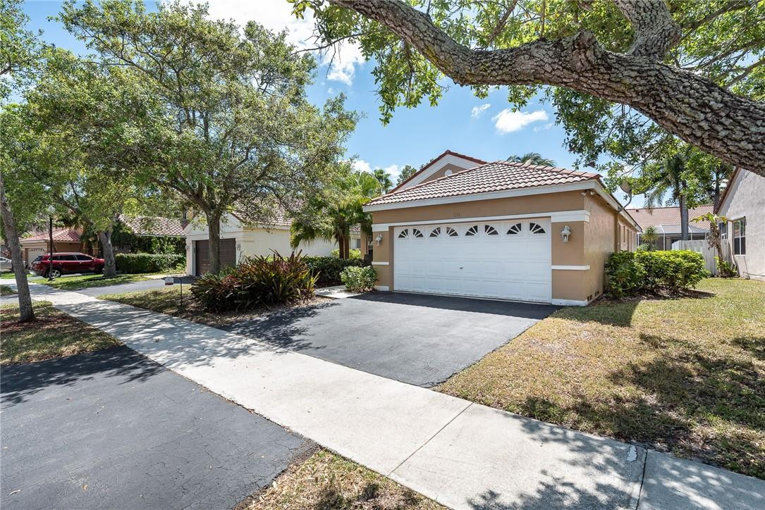 938 Falling Water Road Weston, FL 33326 - Photo 3 of 25 Photo 3