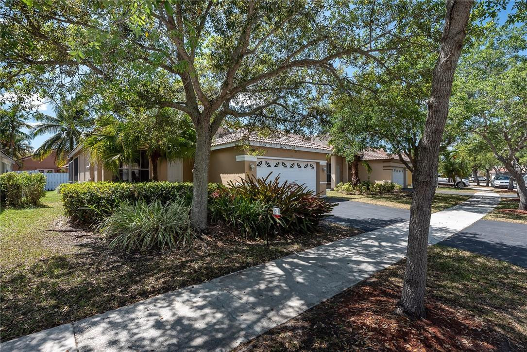 938 Falling Water Road Weston, FL 33326 - Photo 4 of 25 Photo 4