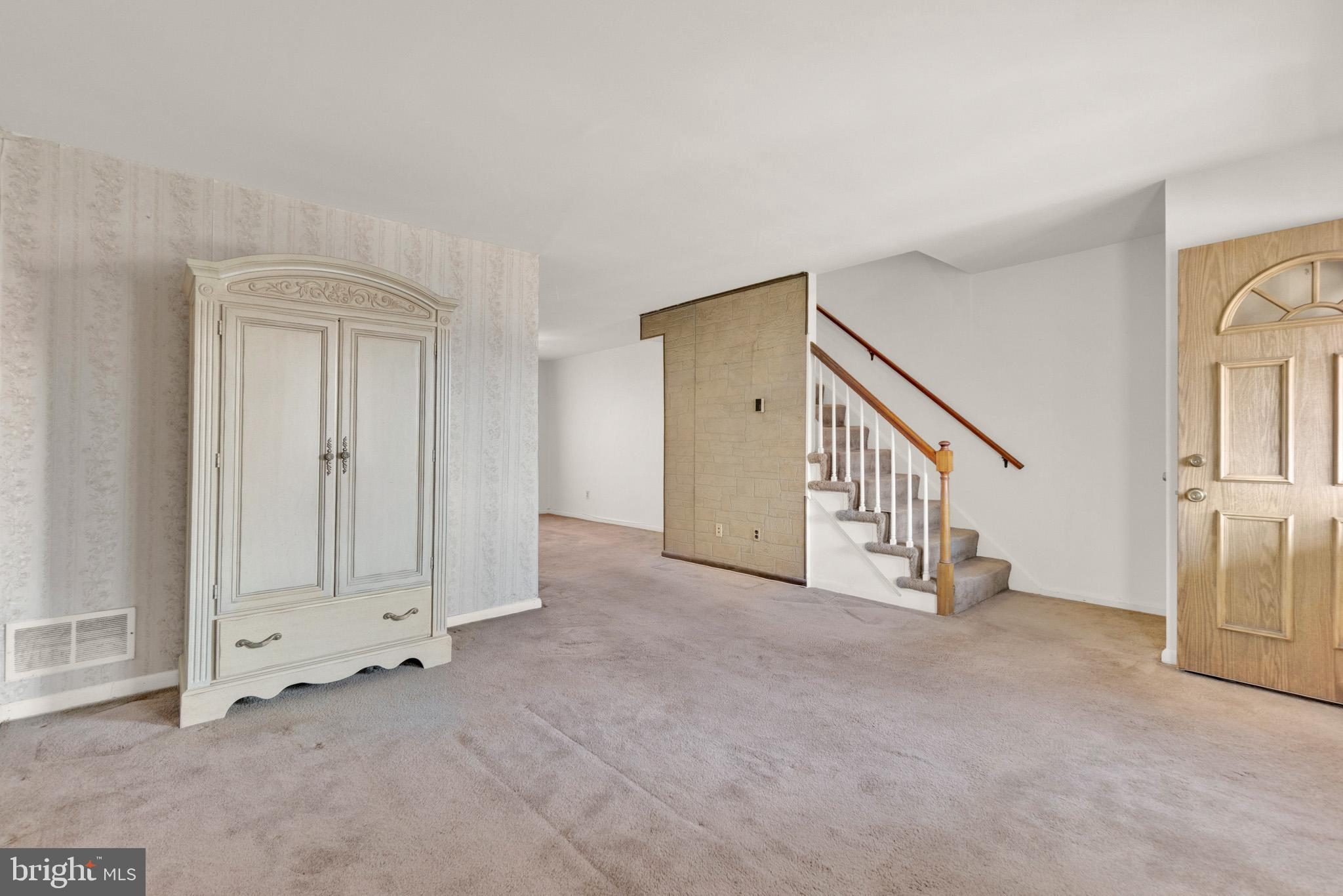 7723 Charlesmont Road Baltimore, MD 21222 - Photo 4 of 28 Living Room