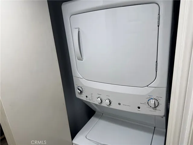 a close up view of a washer and dryer