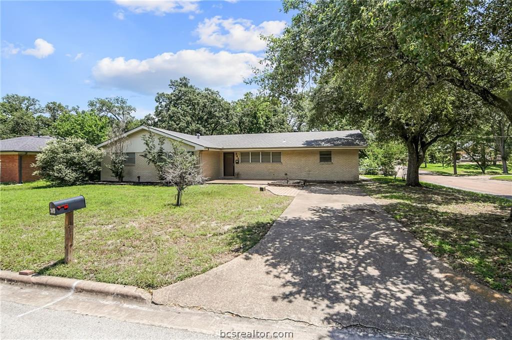 305 West Brookside Drive Bryan, TX 77801 - Photo 8 of 43