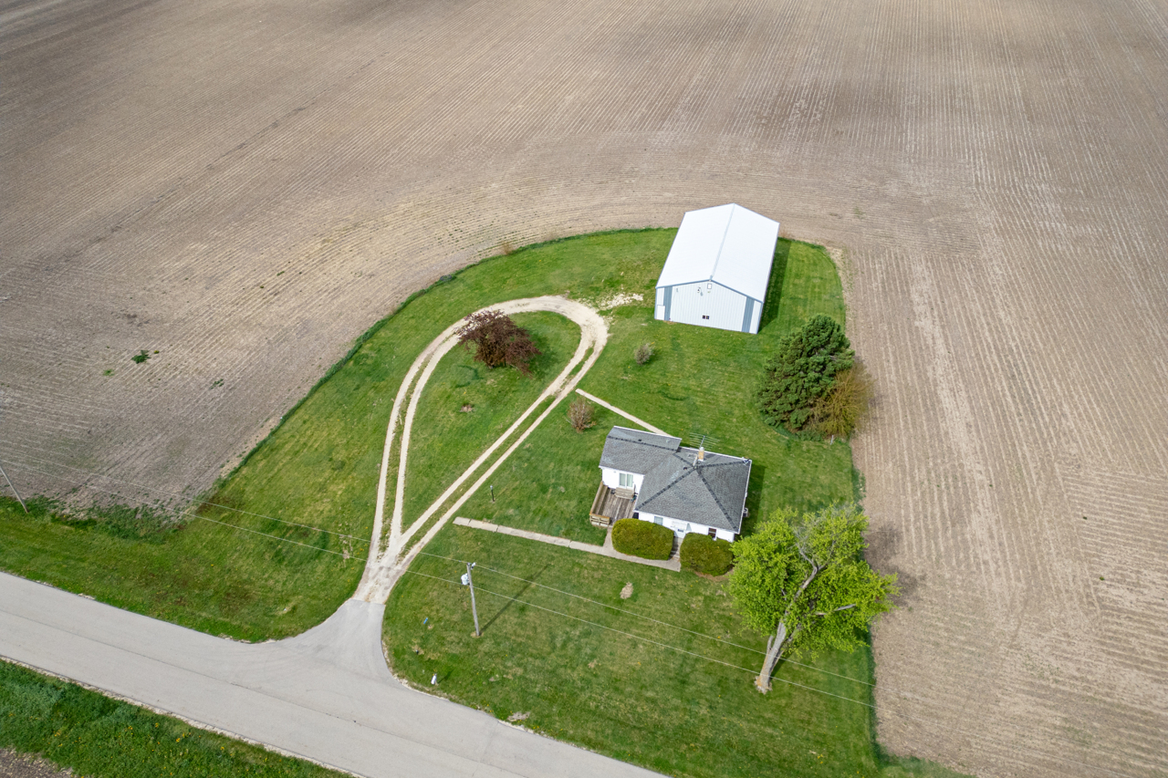 21137 Fenstermaker Road Sycamore, IL 60178 - Photo 3 of 31