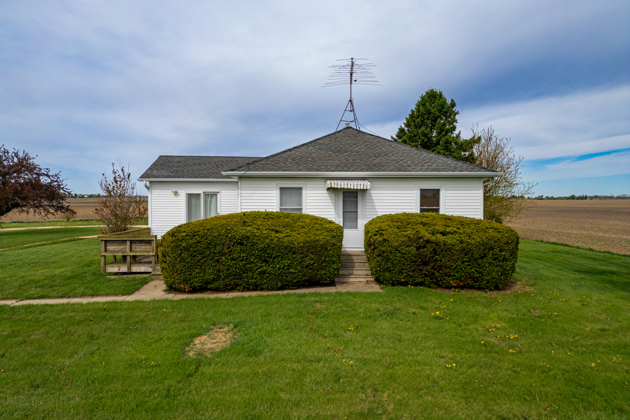 21137 Fenstermaker Road Sycamore, IL 60178 - Photo 5 of 31