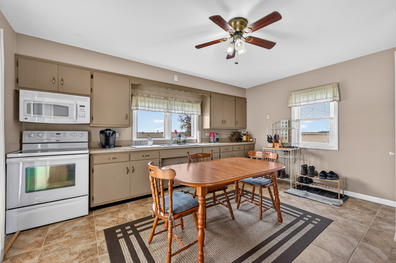 21137 Fenstermaker Road Sycamore, IL 60178 - Photo 6 of 31