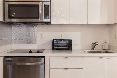 $2,100 | 1611 Meridian Avenue, Unit 203, Miami Beach, FL 33139