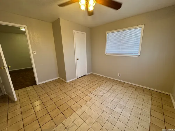 $850 | 811 South General McMullen, Unit 4, San Antonio, TX 78237