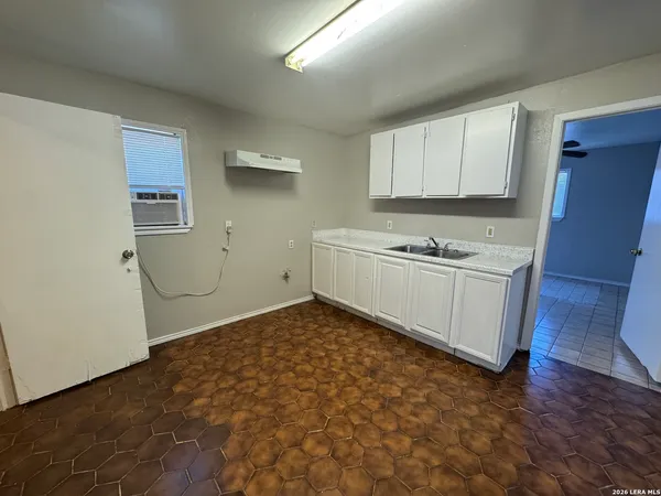 $850 | 811 South General McMullen, Unit 4, San Antonio, TX 78237