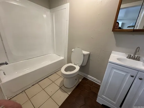 $850 | 811 South General McMullen, Unit 4, San Antonio, TX 78237