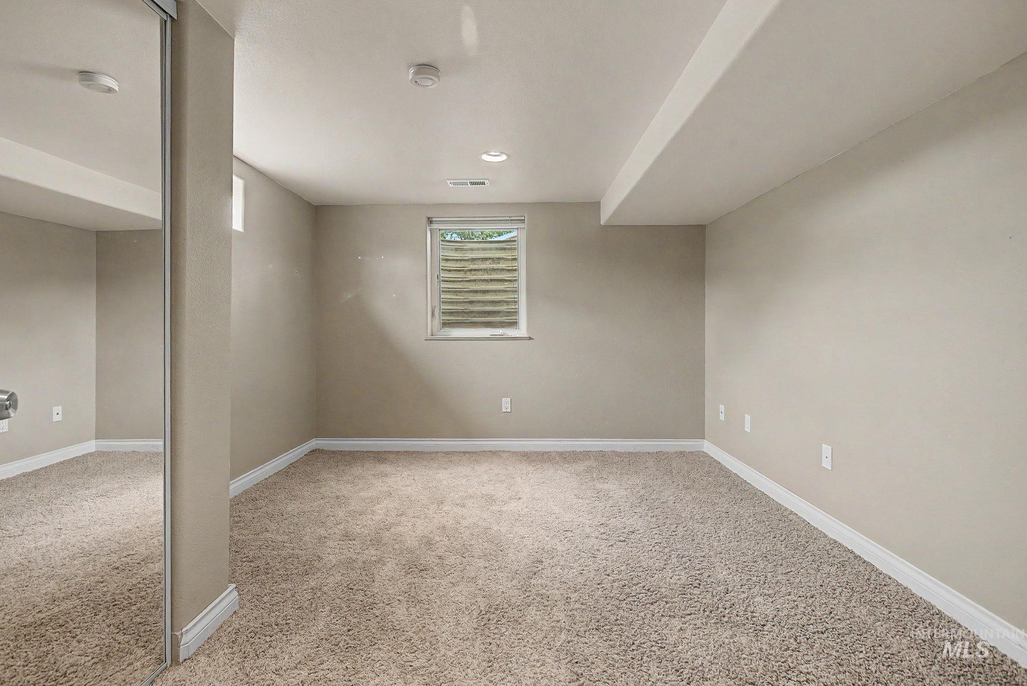 3314 6th Street Lewiston, ID 83501 - Photo 34 of 50 Carpeted room with a sliding mirrored closet door, recessed lighting, and a window with horizontal blinds