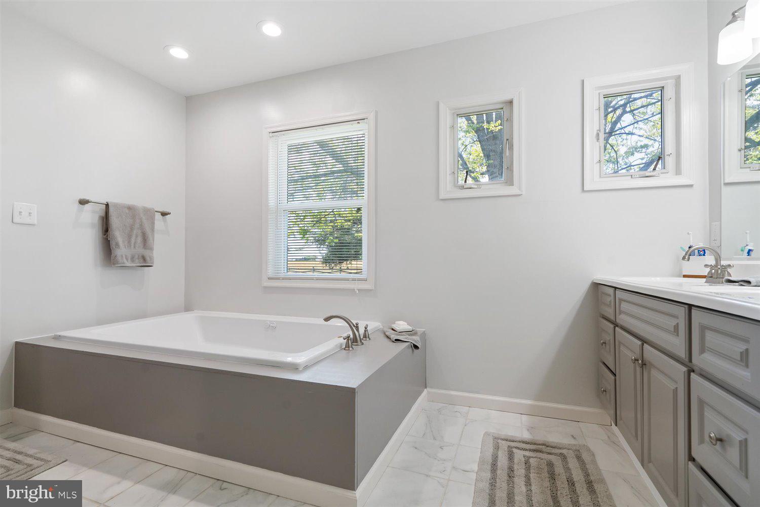 5301 Middleburg Road Union Bridge, MD 21791 - Photo 20 of 46 Jacuzzi Tub