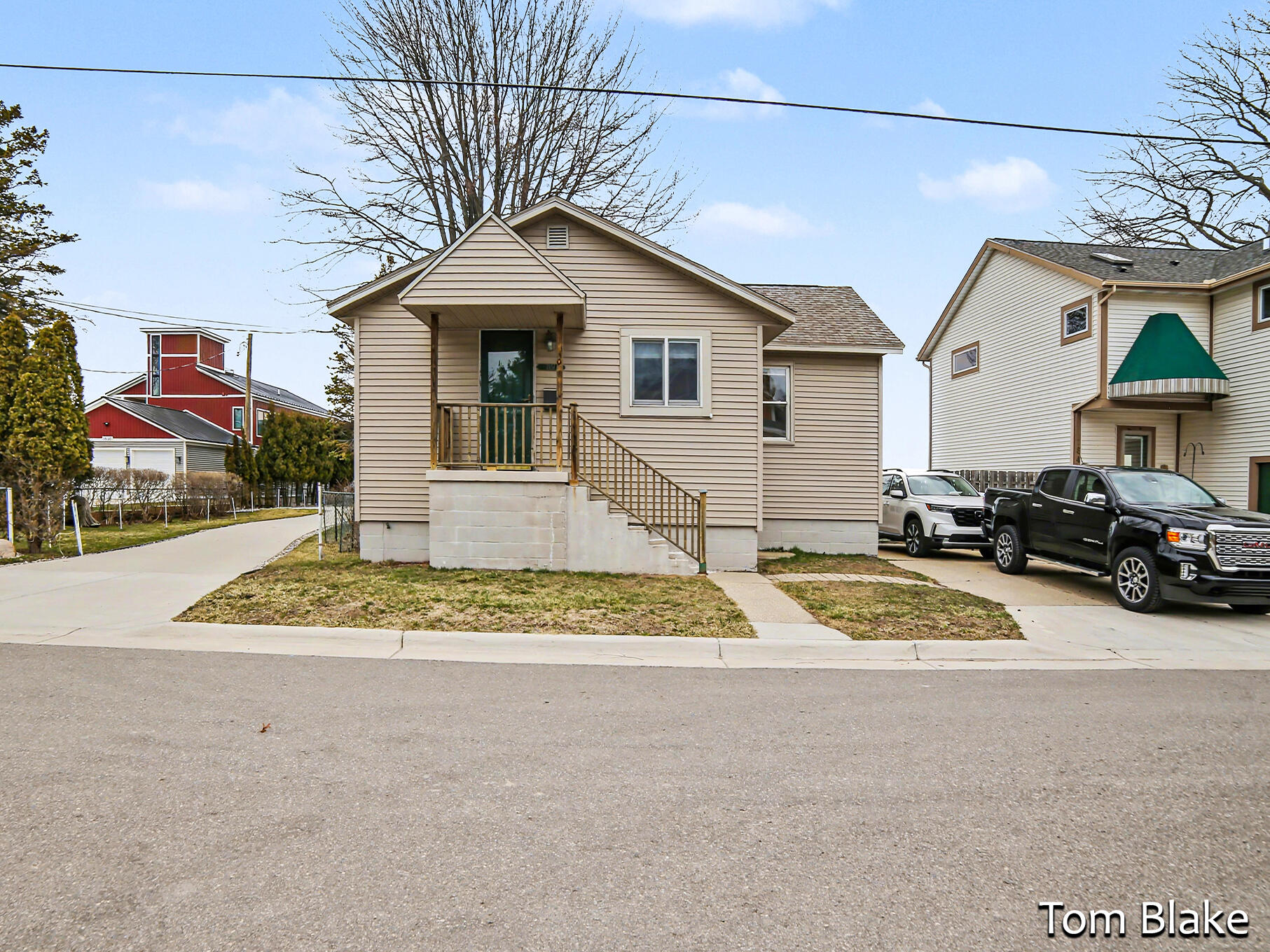 1834 Edgewater Street Muskegon, MI 49441 - Photo 1 of 29 IMG_8023