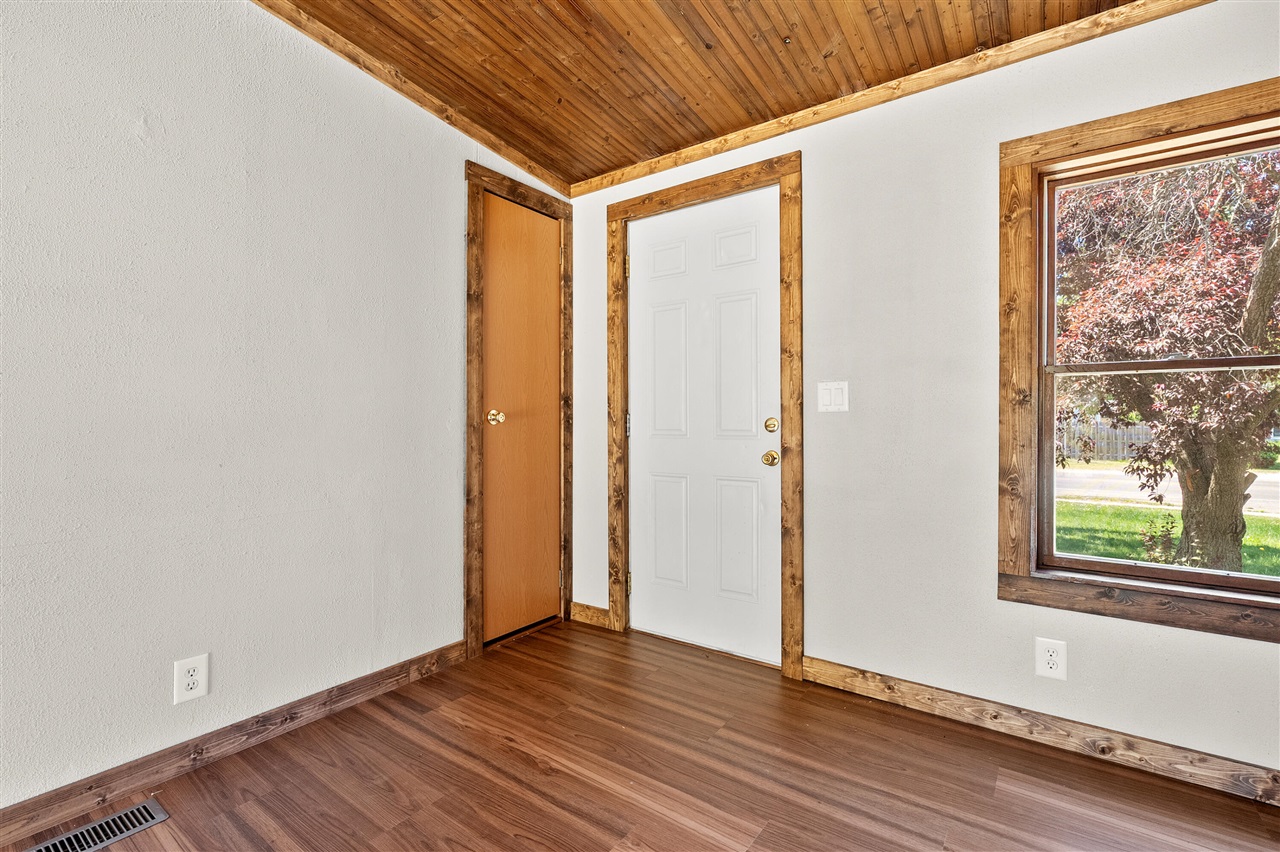 529 Riverside Drive Battle Creek, MI 49015 - Photo 3 of 42
