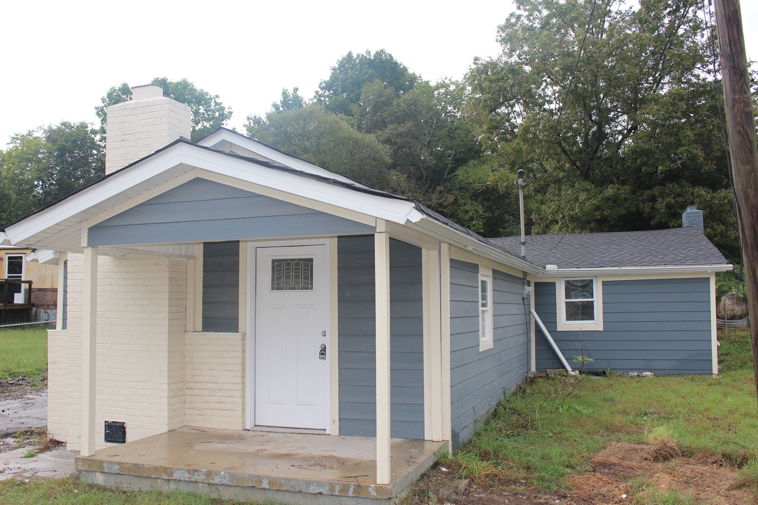 6026 Hickory Grove Road Murfreesboro, TN 37129 - Photo 3 of 14 a front view of a house with a garden