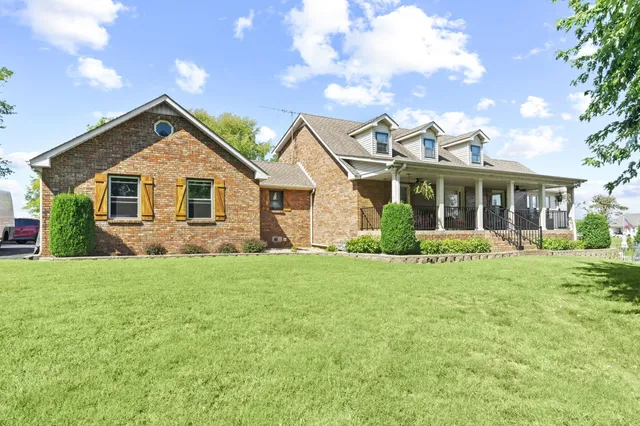 $950,000 | 730 North Russell Street, Portland, TN 37148