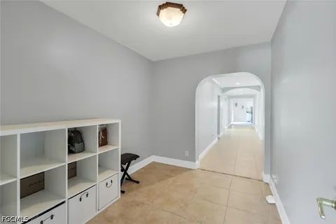a view of entryway with workspace