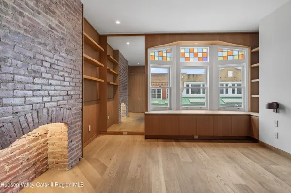 a view of livingroom with furniture