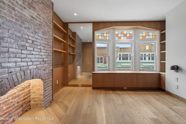 a view of livingroom with furniture