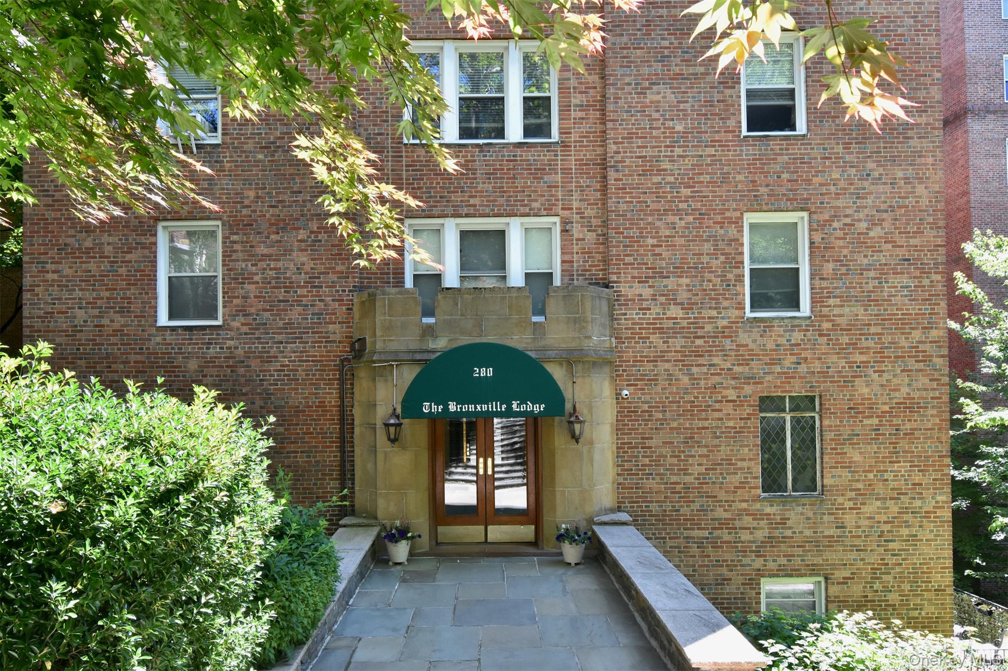 280 Bronxville Road, Unit 5W Bronxville, NY 10708 - Photo 2 of 14 Located in a highly sought-after pre-war building, this charming residence offers unmatched convenience with a walk-to-everything location.