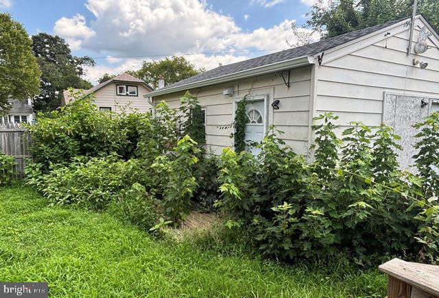 526 Manor Road Beverly, NJ 08010 - Photo 13 of 13 a backyard of a house with lots of green space
