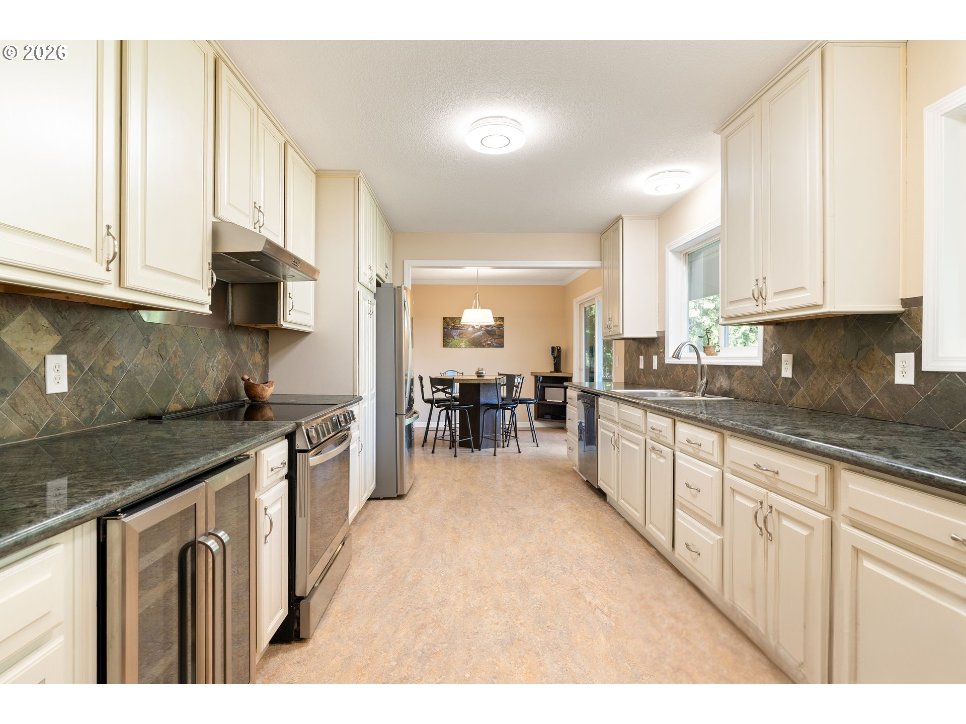 7422 Southwest 37th Avenue Portland, OR 97219 - Photo 5 of 47