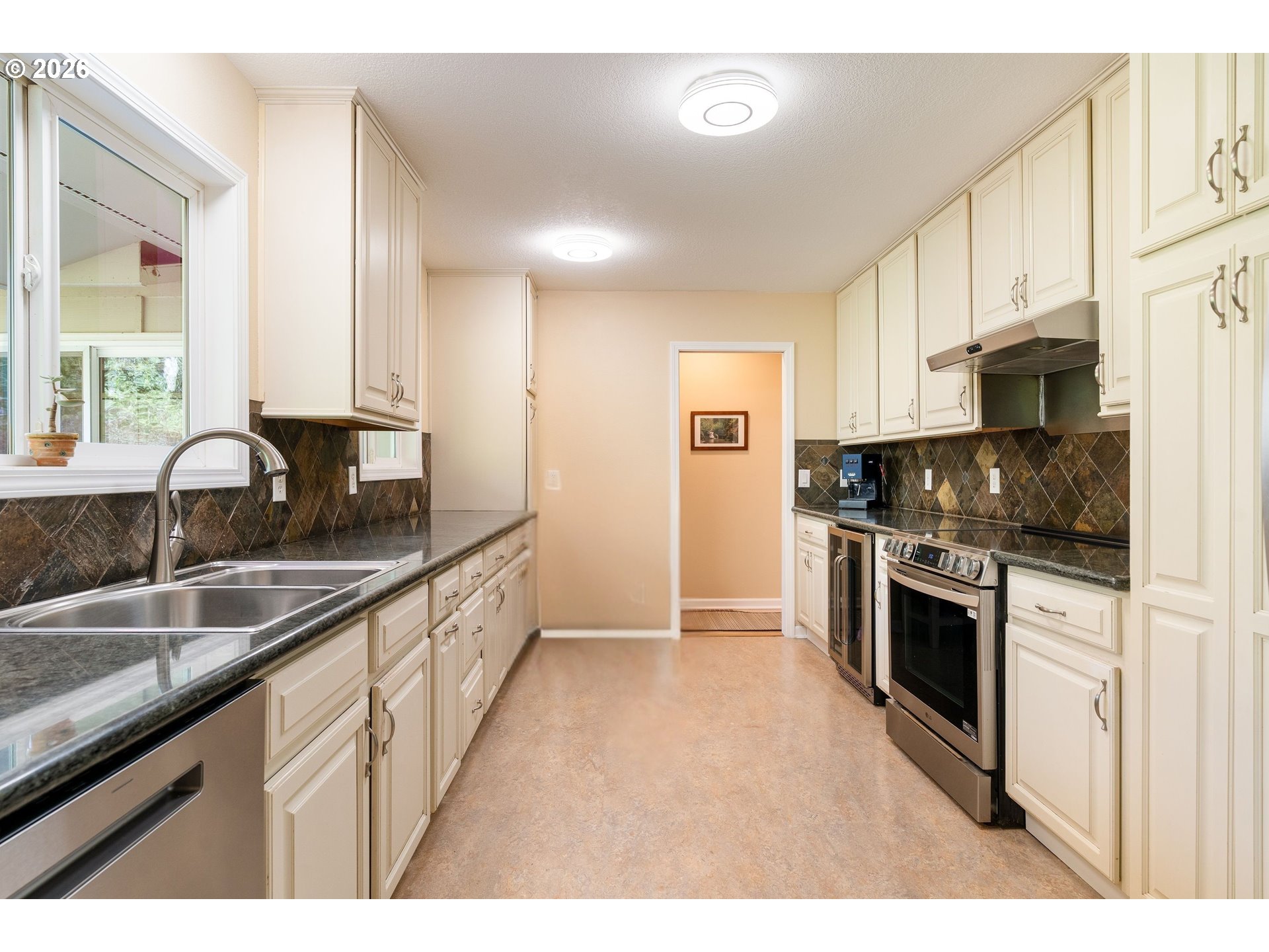 7422 Southwest 37th Avenue Portland, OR 97219 - Photo 6 of 47