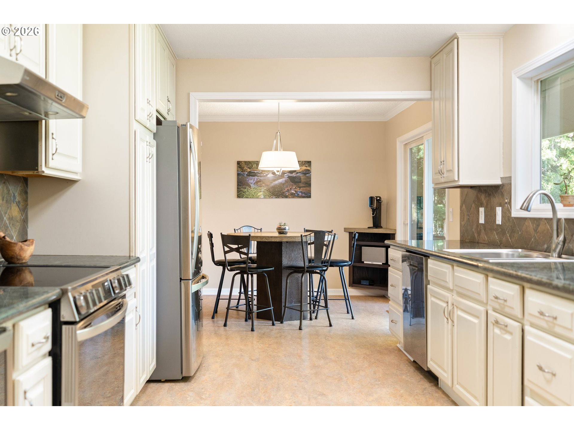 7422 Southwest 37th Avenue Portland, OR 97219 - Photo 9 of 47