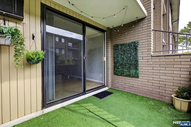 a view of backyard with garden