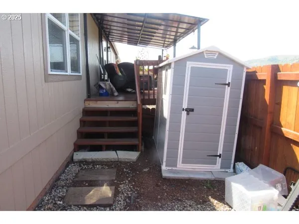 a view of entryway with a front door