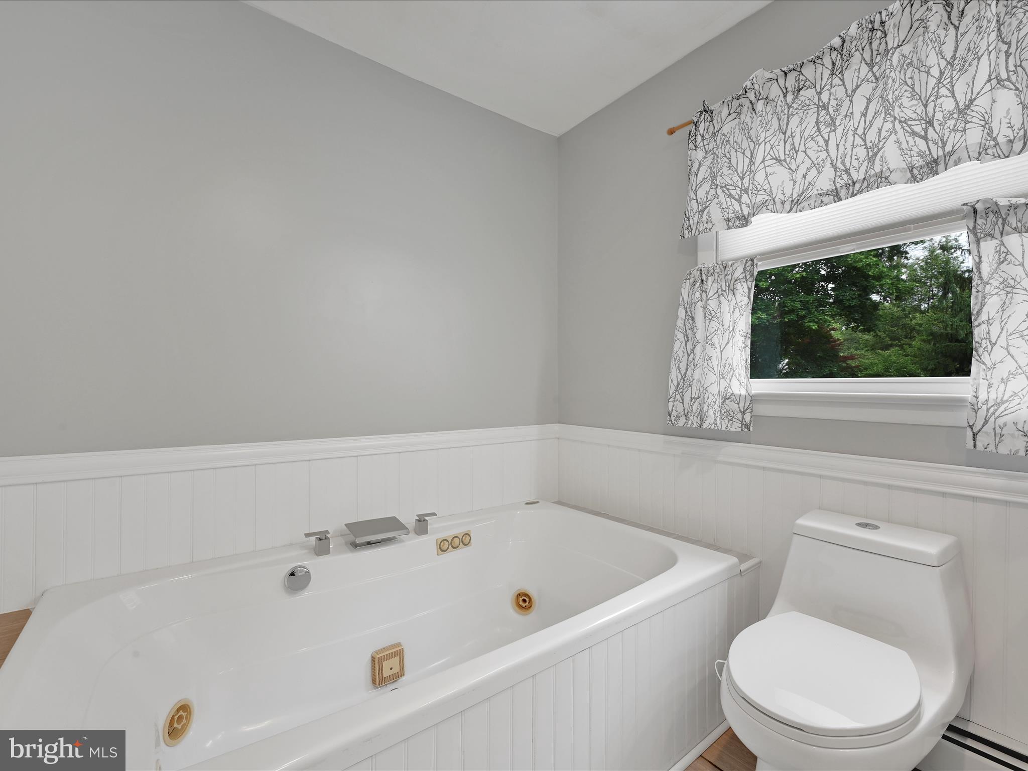 1321 Valley Road Lancaster, PA 17603 - Photo 19 of 35 MBR bath - jetted and oversized tub