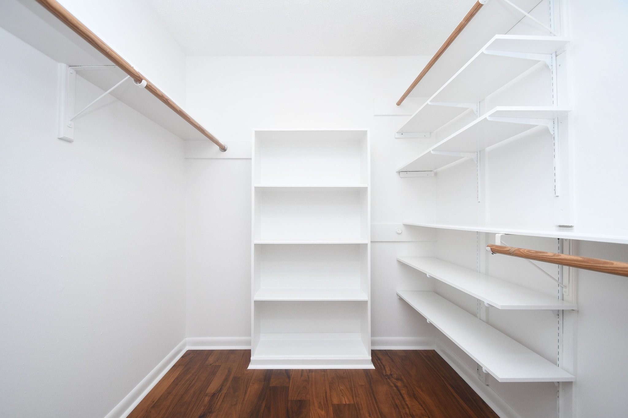239 Malone Street, Unit B Houston, TX 77007 - Photo 23 of 35 Primary bedroom has a walk-in closet