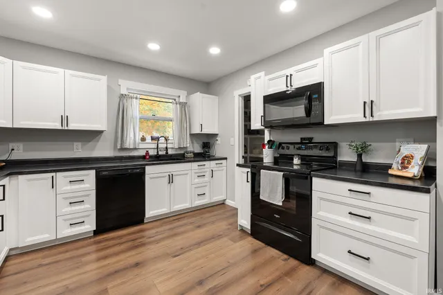 $179,900 | 325 North Wayne Street, Warren, IN 46792