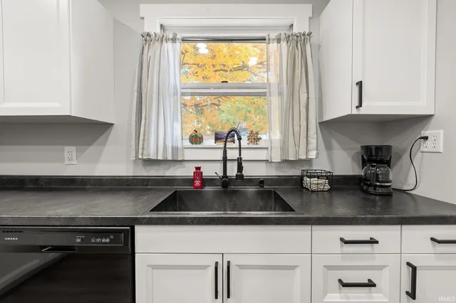 $179,900 | 325 North Wayne Street, Warren, IN 46792