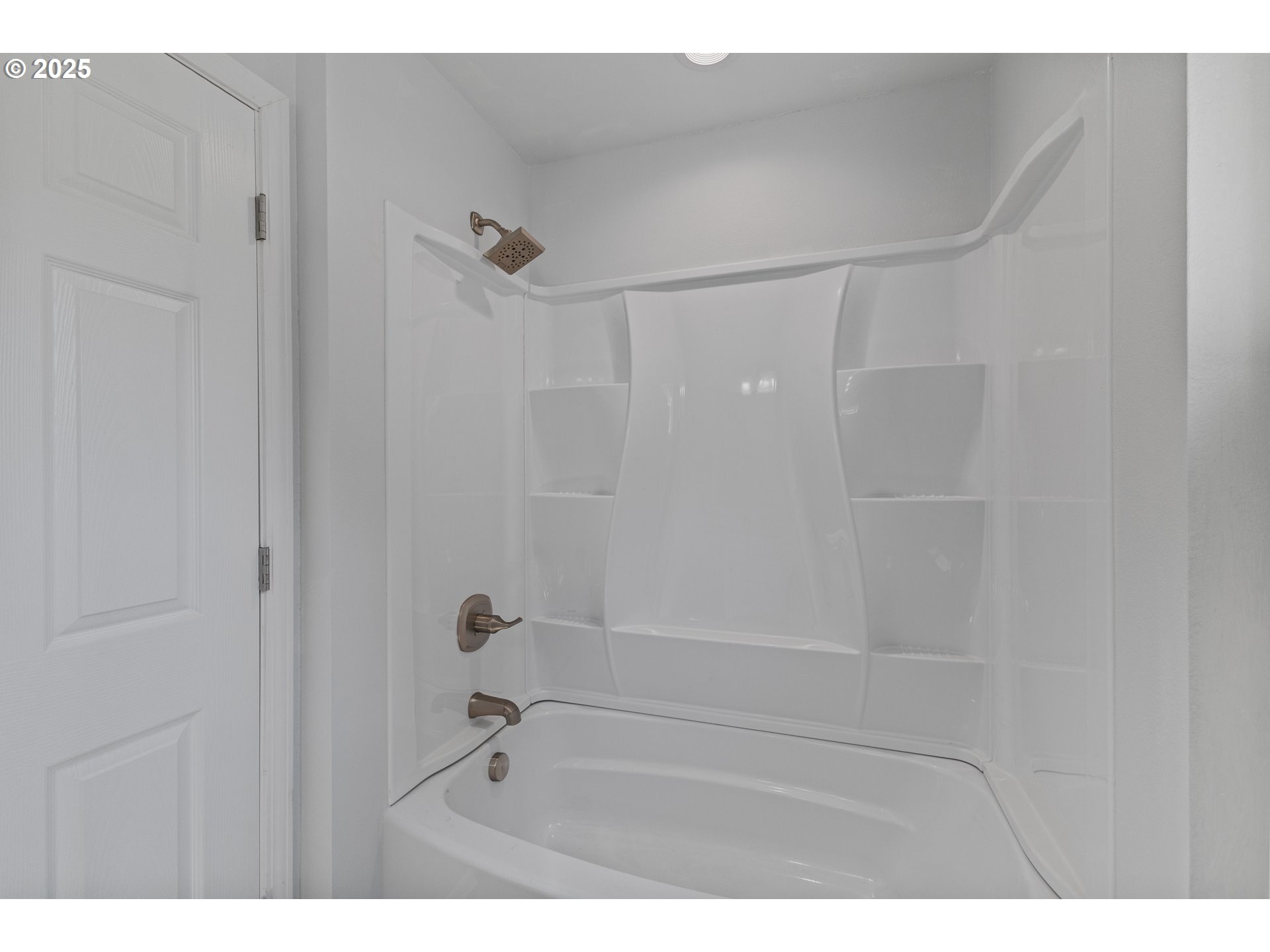 1175 North Dean Street Coquille, OR 97423 - Photo 24 of 34 a bathroom with a shower